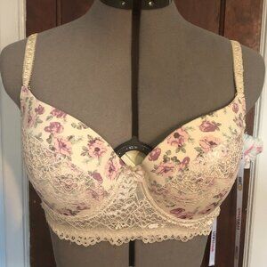 Lacy floral pattern cream-color bra